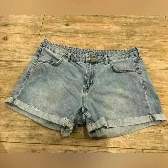 Regular waist denim woman’s shorts size 12 - Picture 1 of 6